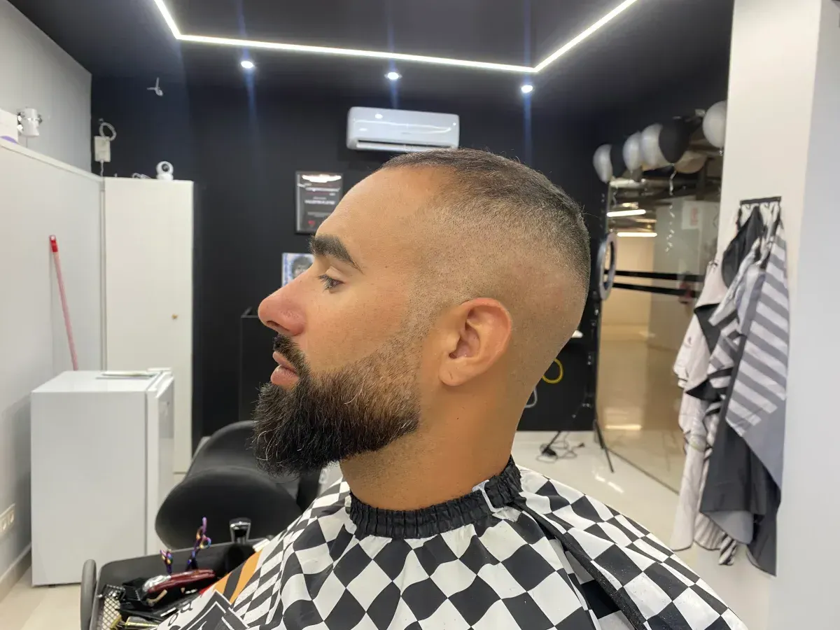 Corte clásico con barba perfilada