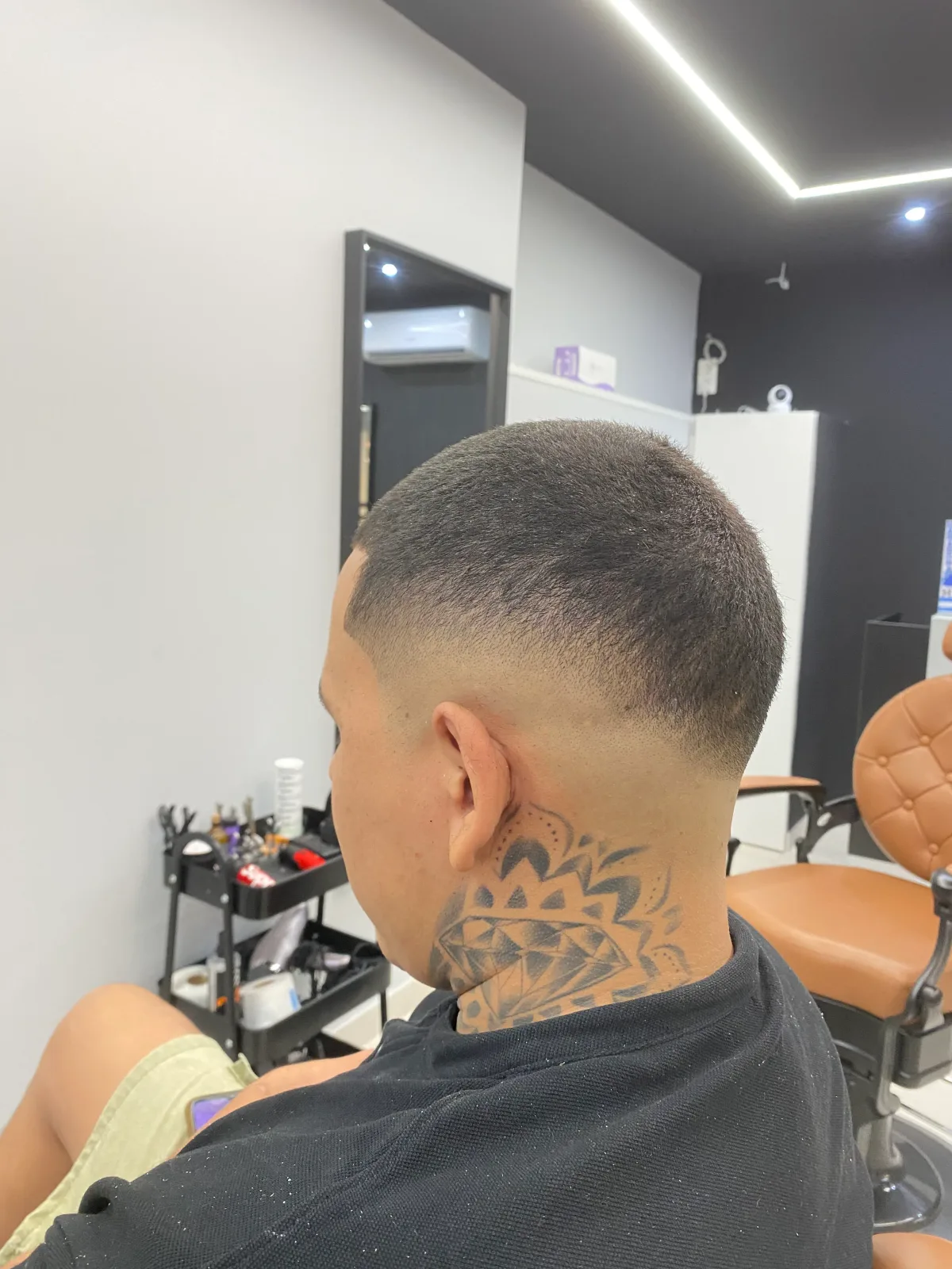 Barbero trabajando con precisión en Alicante